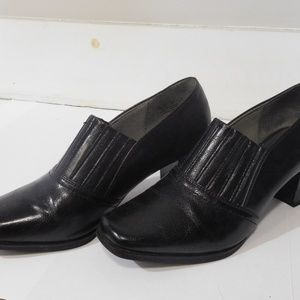 Medium Wide Pump. Black